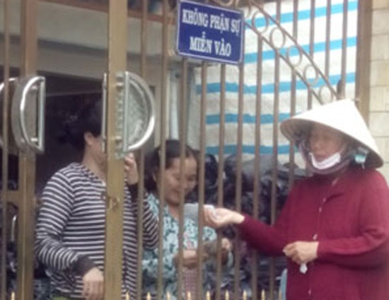 Trung 8 ty doc dac, dan un un keo den xin tien hinh anh