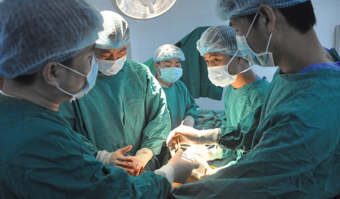 Khan truong phau thuat cho nan nhan vu sap cau treo hinh anh