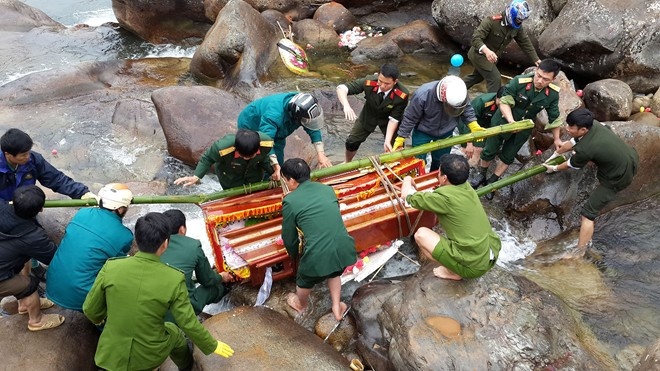 Toan canh vu sap cau lam 8 nguoi chet o Lai Chau hinh anh