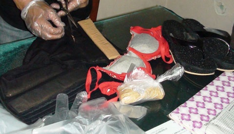 Nu Viet kieu tu vong vi giau gan 1kg heroin vao ‘cho kin’ hinh anh