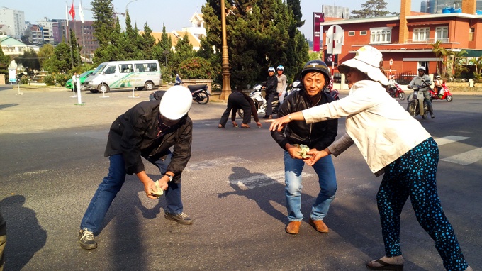 Coc tien 4 trieu roi ra duong, nguoi dan xum vao nhat giup hinh anh