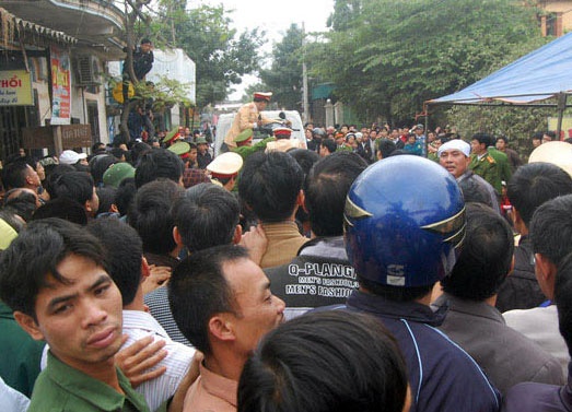 Hien truong vu oto can bo cong an dam chet nguoi roi bo tron hinh anh