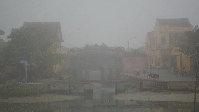 Pho co Hoi An mit mu trong suong som hinh anh