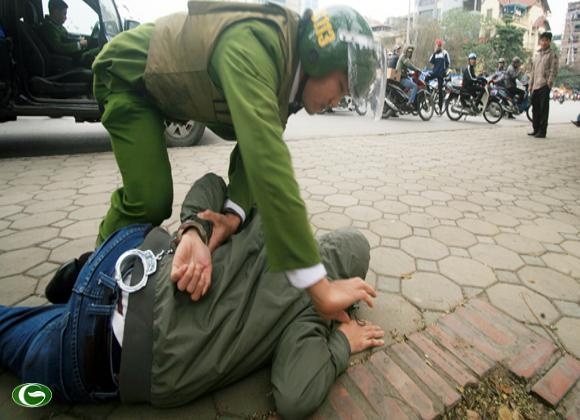 Khoi to ba nguoi gay roi, chong nguoi thi hanh cong vu hinh anh