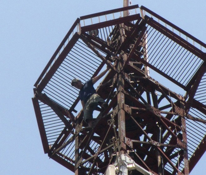 Gian vo, nam thanh nien treo len thap cao 100m dinh tu tu hinh anh