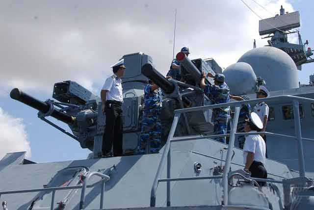 Bo doi Viet Nam tap su dung cac loai vu khi moi hinh anh