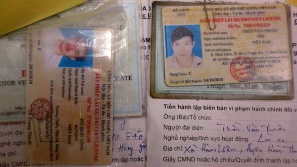 Cap kinh soi giay phep lai xe cho canh sat giao thong hinh anh