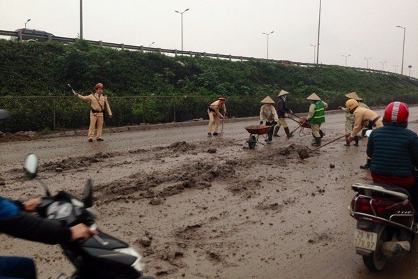 Canh sat giao thong cam xeng don duong hinh anh