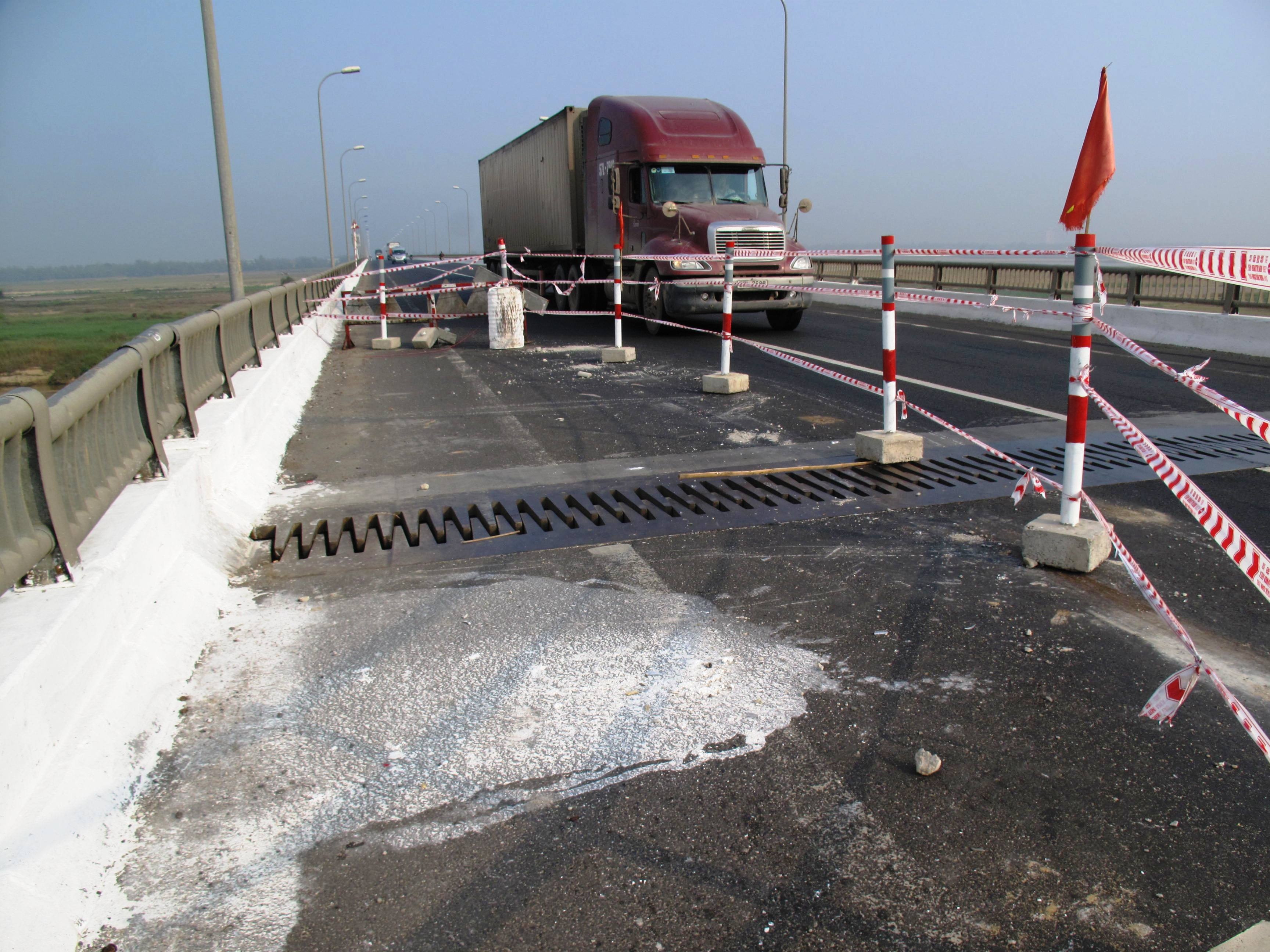 Cau dai nhat mien Trung co nguy co sap hinh anh