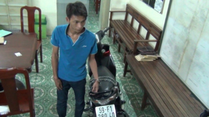 Truy duoi hon 10km bat nghi can cuop giat gio xach hinh anh