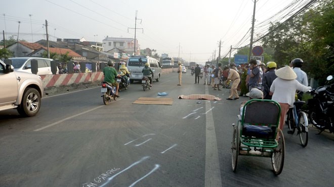 Anh trai hoang loan ngoi ben xac em gai giua quoc lo hinh anh