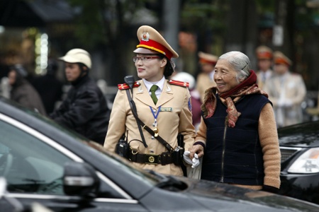 Nhung bong hong canh sat giao thong o thu do hinh anh