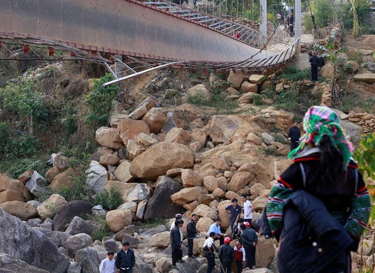 De nghi xem xet khoi to vu an sap cau Chu Va 6 hinh anh