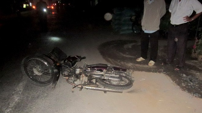 Bi oto can ngang nguoi khi dua me chong di kham benh hinh anh