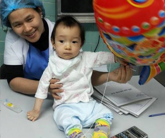 Phau thuat cho em be bi bo roi co tim ben phai, gan ben trai hinh anh