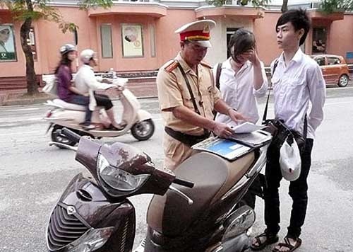 100 GPLX bi tuoc/ngay hinh anh