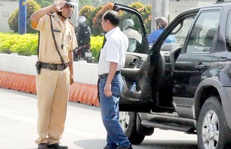 Cam CSGT ao ra dot ngot dung xe hinh anh