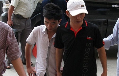 Bat bon dan em cua Long 'rong do' hinh anh