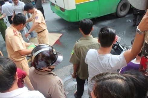 Nhung cai chet dau long duoi banh xe buyt o Sai Gon hinh anh