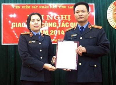 Khen thuong kiem sat vien vu 3 cong an tran gai mai dam hinh anh