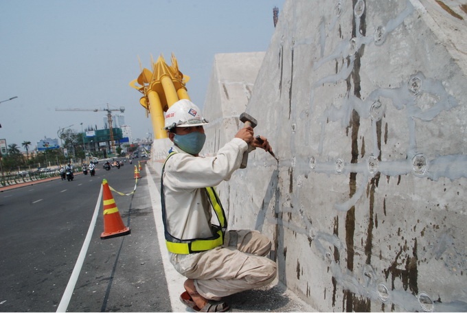 Bom keo xu ly vet nut cau Rong hinh anh