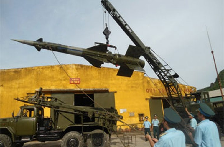 Hinh anh lap rap ten lua S-125-2TM cua Viet Nam hinh anh