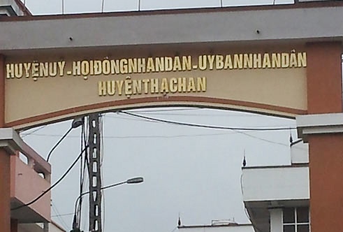 Cong UBND huyen viet ten lien, mat dau hinh anh