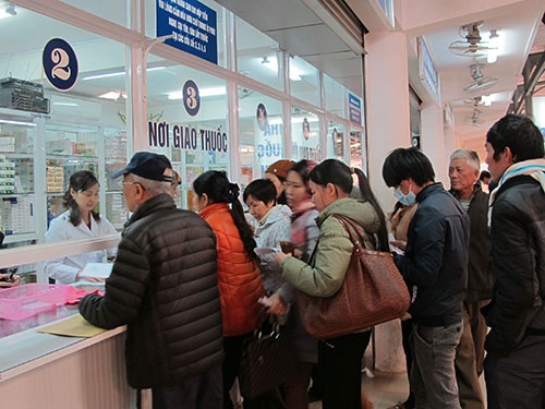 Nguoi ngheo duoc mien vien phi hinh anh