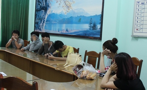 Phe ma tuy, gan chuc thanh nien co thu trong quan karaoke hinh anh