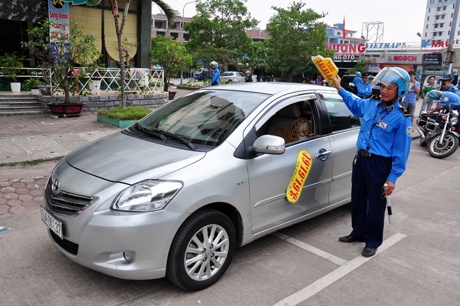 Chat chem khach ngoai quoc, taxi 'du' bi tam giu hinh anh