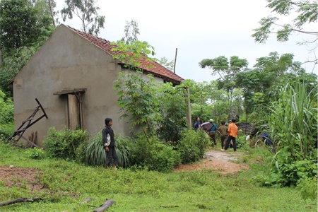 Chau be 4 tuoi mat tich cung nguoi ho hang hinh anh