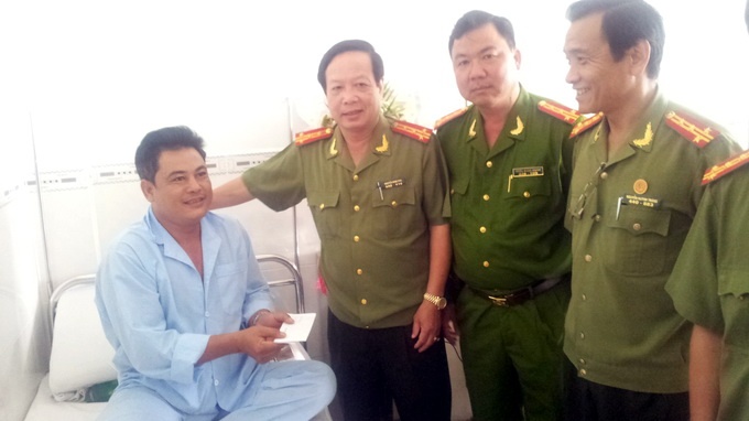 Hinh su vat lon bat cuop duoc thuong nong hinh anh