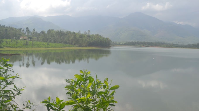 Ba me con chet duoi ho trong tu the cot tay vao nhau hinh anh