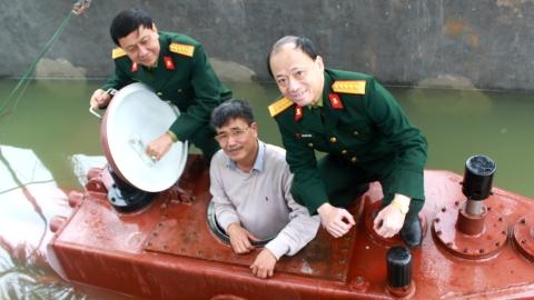 Doan cong tac Bo Quoc phong tham tau ngam Truong Sa hinh anh