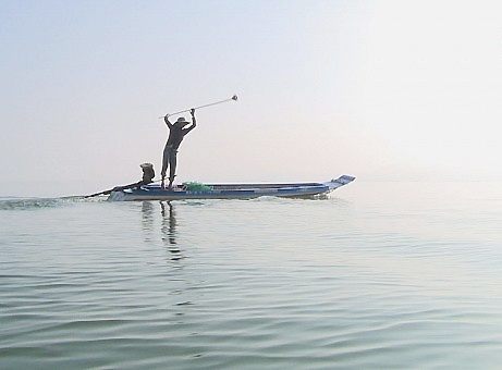 Clip san ca doc dao tren long ho Dau Tieng hinh anh