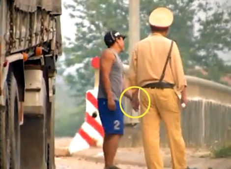 CSGT 'lam luat' xe qua tai tren quoc lo 9 o Quang Tri hinh anh