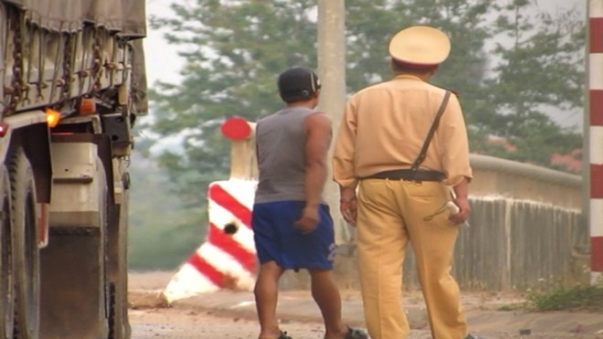 Clip CSGT 'bao ke' xe cho go qua tai tung hoanh tren QL9 hinh anh