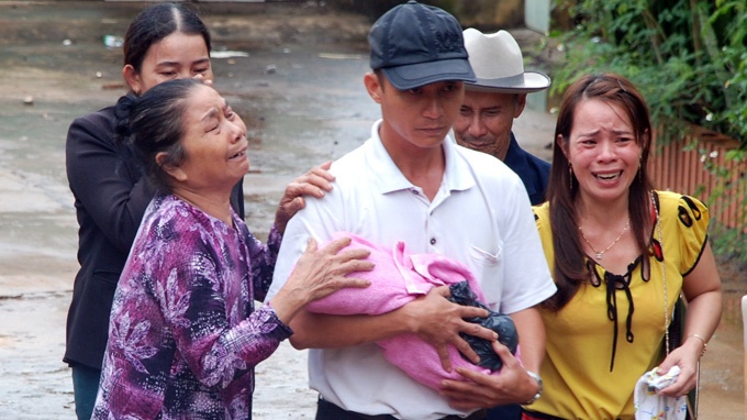 Cha của một trong ba trẻ bị nạn tại khoa sản Bệnh viện đa khoa Hướng Hóa, Quảng Trị - đau đớn đưa con về sau khi khám nghiệm tử thi.