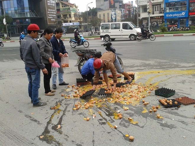 Xe cho trung gap tai nan, mot so nguoi tranh thu nhat nhanh hinh anh