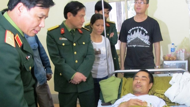 Phut mat phanh khien xe cho doan van cong suyt lao xuong vuc hinh anh