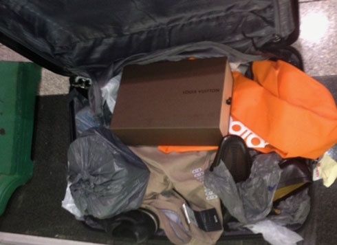 Hanh ly cua hanh khach nghi bi be khoa tai san bay Noi Bai hinh anh