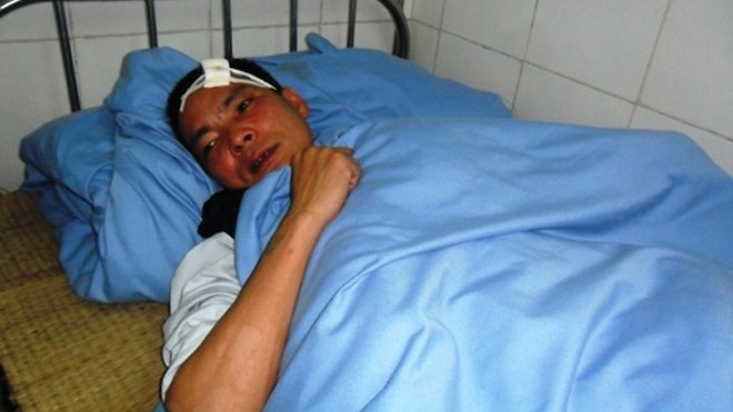 Hanh khach bi con do danh bat tinh tren duong ve que hinh anh