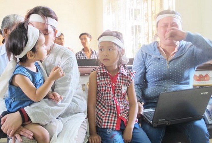 Khuôn mặt buồn bã của bé Thanh Thảo . Tuỗi thơ em đã phải gánh chịu nỗi đau quá lớn. Ngay việc có mặt tại tòa với hai bé cũng là  một thử thách không dễ nguôi ngoai.