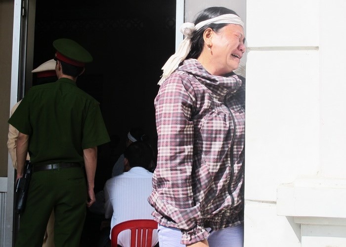 Bà Ngô Thị Tuyết , chị ruột của nạn nhân, người kiên trì theo đuổi vụ kiện  đến cùng, khóc ngất bên ngoài phòng xử án.