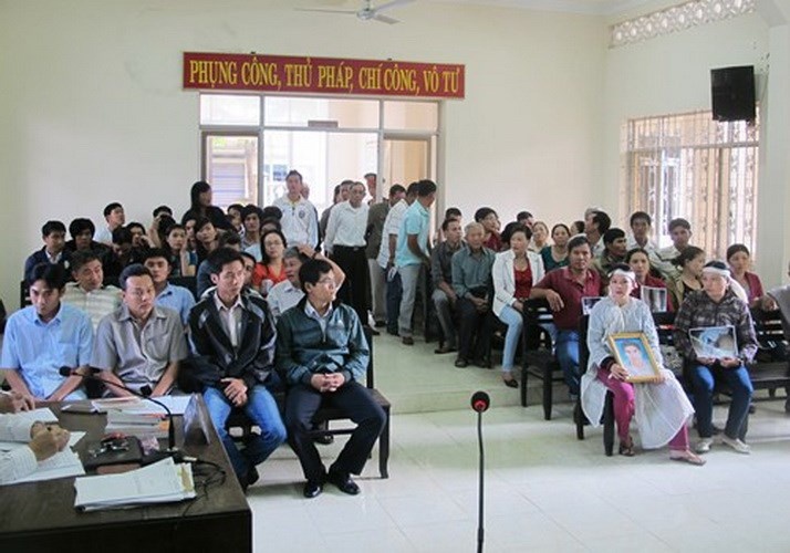  Phòng xử án , sự mâu thuẫn giữa hai bên dường như căng thẳng hơn khi các bị cáo trong  vụ án này là các chiến sĩ công an, những người đại diện cho pháp luật.