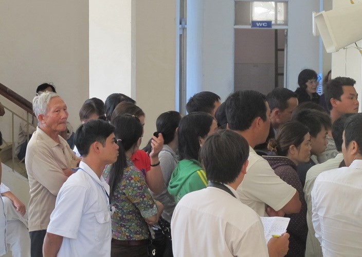 Rất nhiều người tụ tập bên ngoài phòng xử để theo dõi phiên xử.