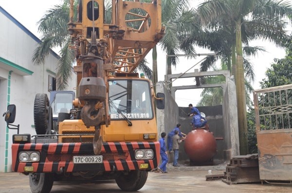 Ông Phạm Chí Linh, Viện phó Viện Thiết kế tàu quân sự, Bộ Quốc phòng xuống thăm và xem ông Hòa trình diễn tàu ngầm mini Trường Sa. Sau khi xem xong, Đoàn đánh giá cao ý tưởng sáng tạo của ông Hòa và mong muốn thời gian tới sẽ kết hợp, hỗ trợ ông Hòa làm tàu ngầm tốt hơn.