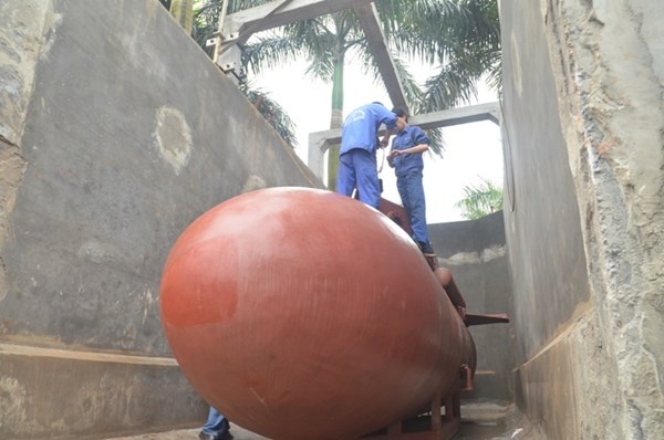 Lần này, tàu ngầm mini sẽ chạy thử dưới hồ khoảng 3 héc ta và sâu hơn 2 mét để kiểm tra hệ thống chân vịt, cánh quạt, bánh lái và hệ thống điện có hoạt động ổn định hay không.