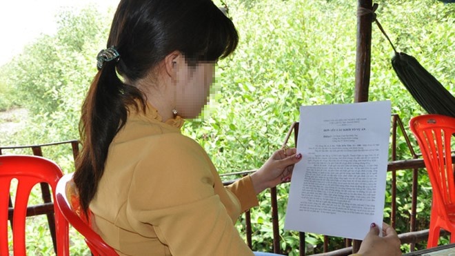 Nạn nhân T. với lá đơn yêu cầu khởi tố vụ án “làm nhục người khác”.