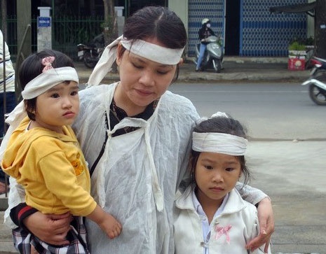 3 me con khan trang du phien xu 5 cong an dung nhuc hinh hinh anh